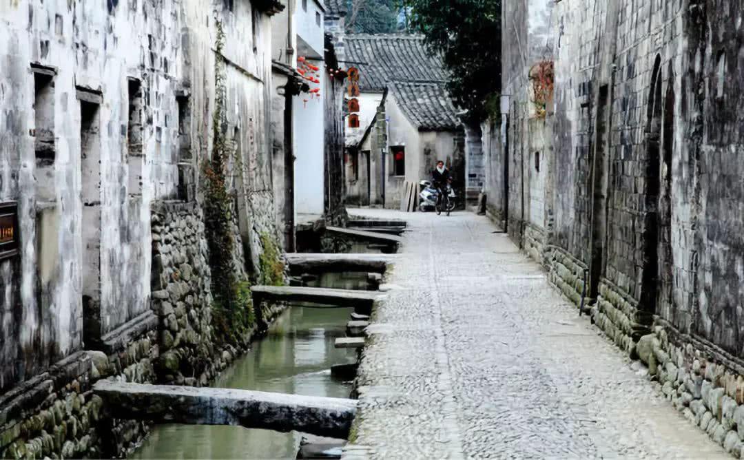 民间故事：穷书生迎娶六旬老妇，婚后直呼受不了，老汉：你活该